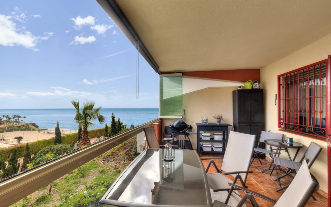 Двухкомнатная квартира у моря с террасой в Карвахале