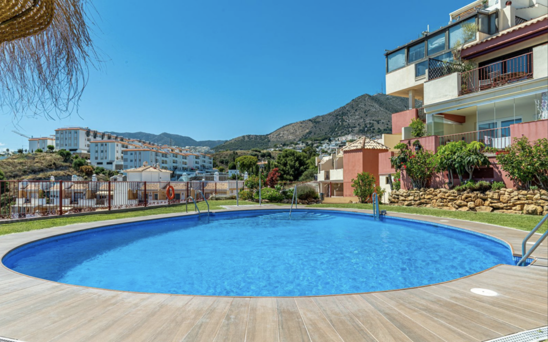 Двухкомнатная квартира у моря с террасой в Карвахале