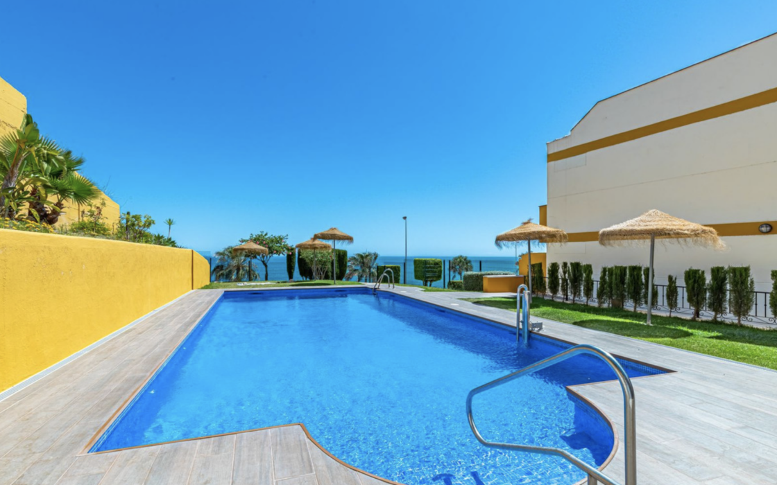 Двухкомнатная квартира у моря с террасой в Карвахале