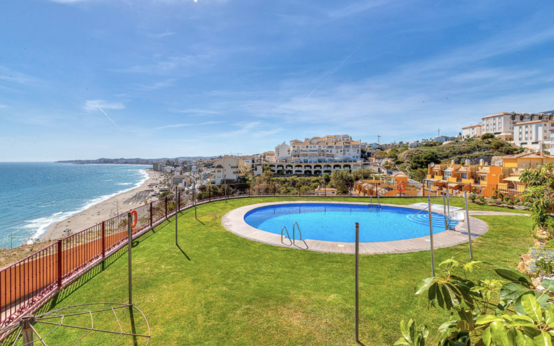 Двухкомнатная квартира у моря с террасой в Карвахале