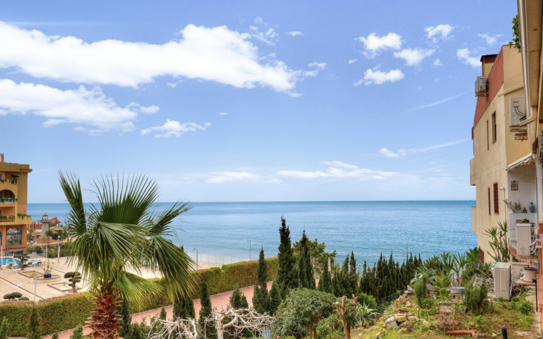 Двухкомнатная квартира у моря с террасой в Карвахале