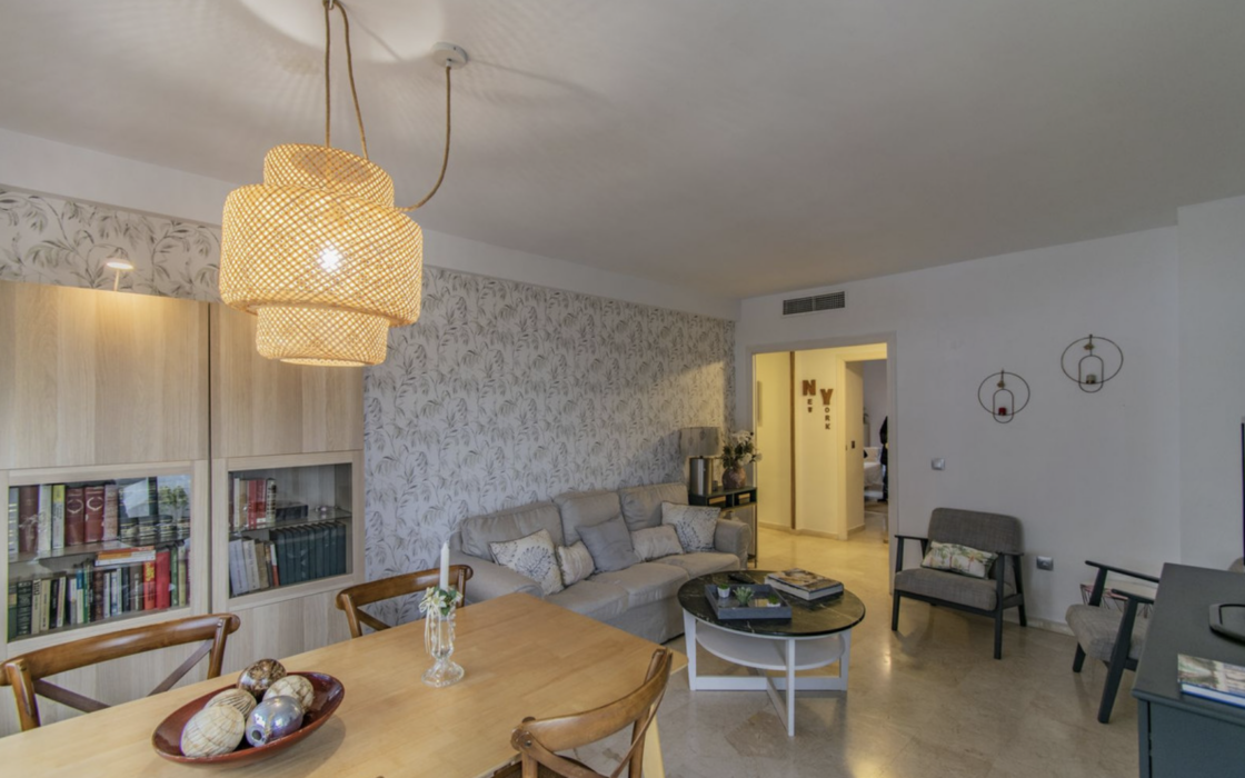 Эксклюзивная квартира с террасой рядом с пляжем в Эстепоне