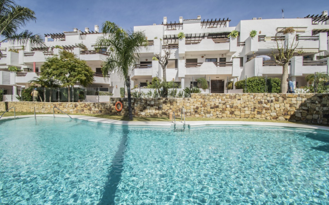 Эксклюзивная квартира с террасой рядом с пляжем в Эстепоне