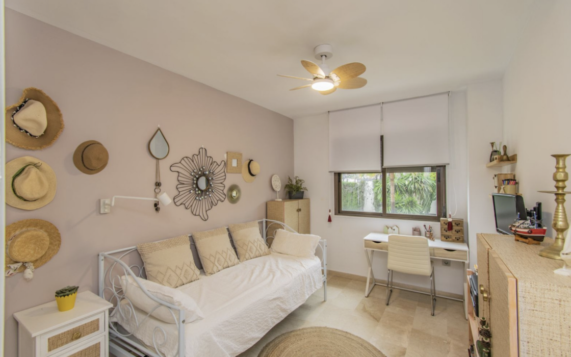 Эксклюзивная квартира с террасой рядом с пляжем в Эстепоне