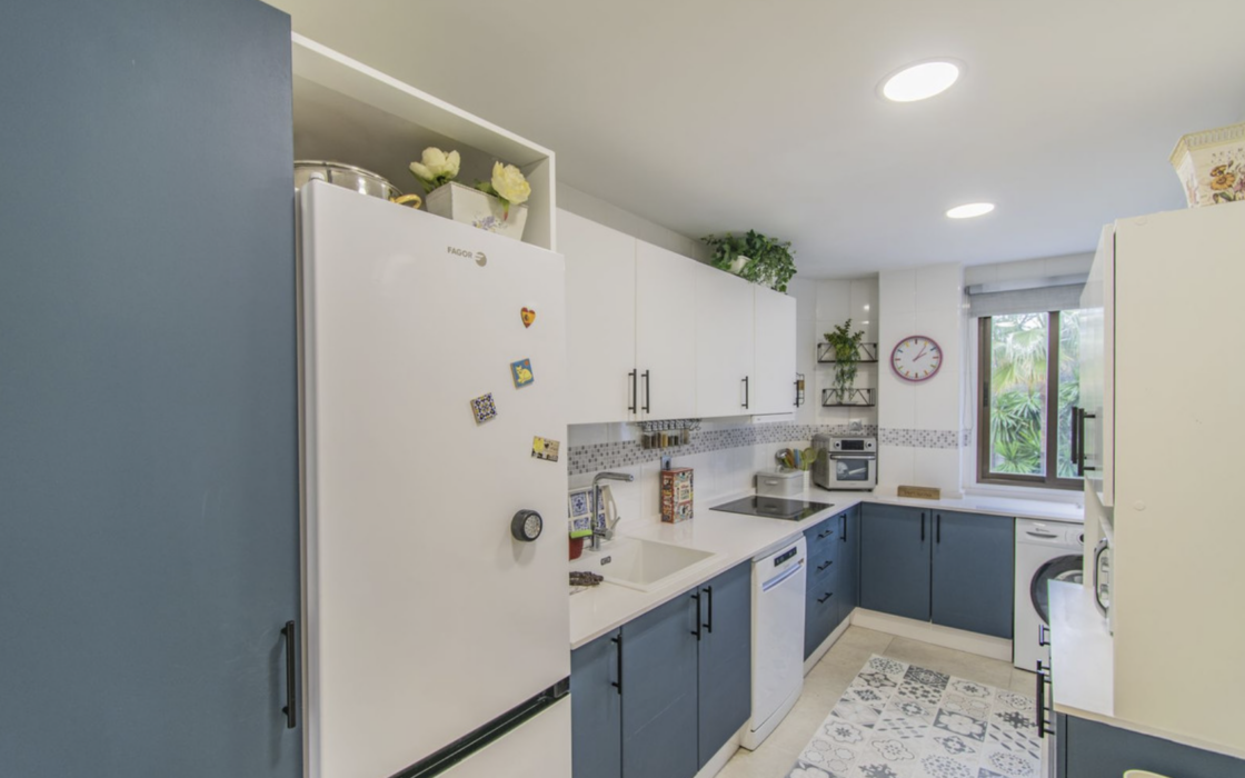 Эксклюзивная квартира с террасой рядом с пляжем в Эстепоне