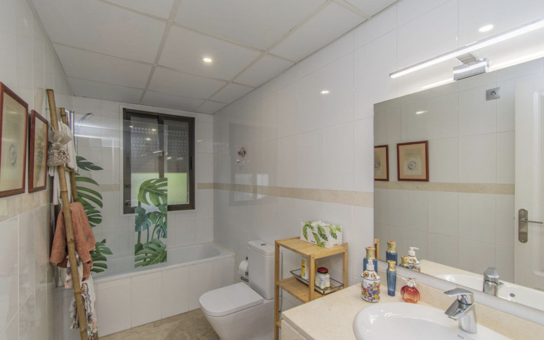 Эксклюзивная квартира с террасой рядом с пляжем в Эстепоне