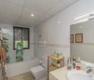 Эксклюзивная квартира с террасой рядом с пляжем в Эстепоне