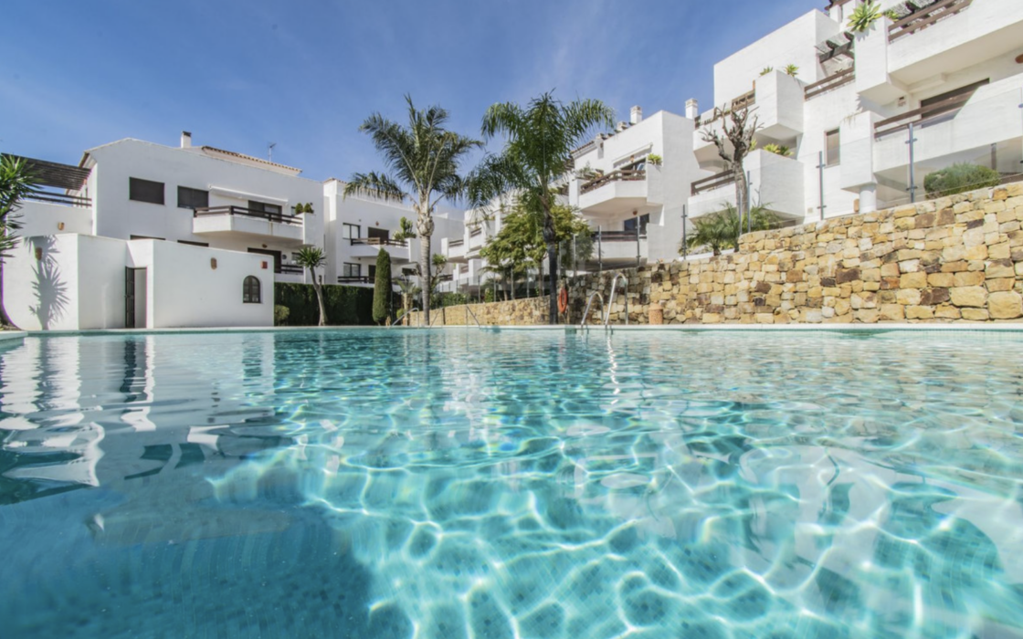 Эксклюзивная квартира с террасой рядом с пляжем в Эстепоне