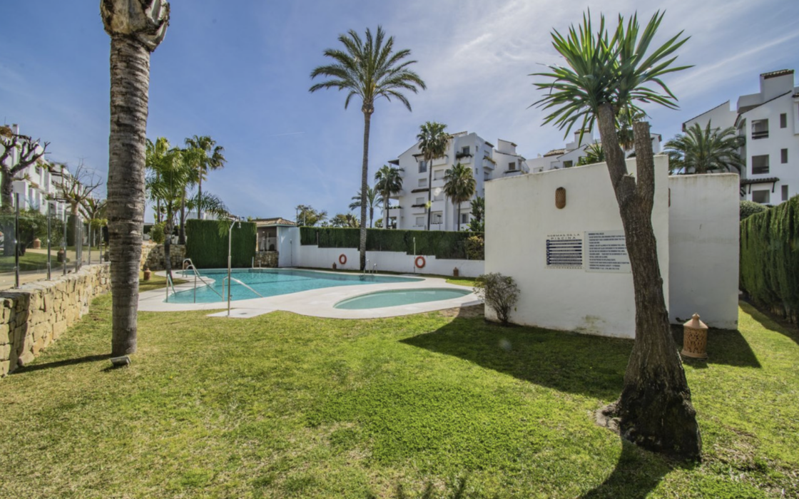 Эксклюзивная квартира с террасой рядом с пляжем в Эстепоне