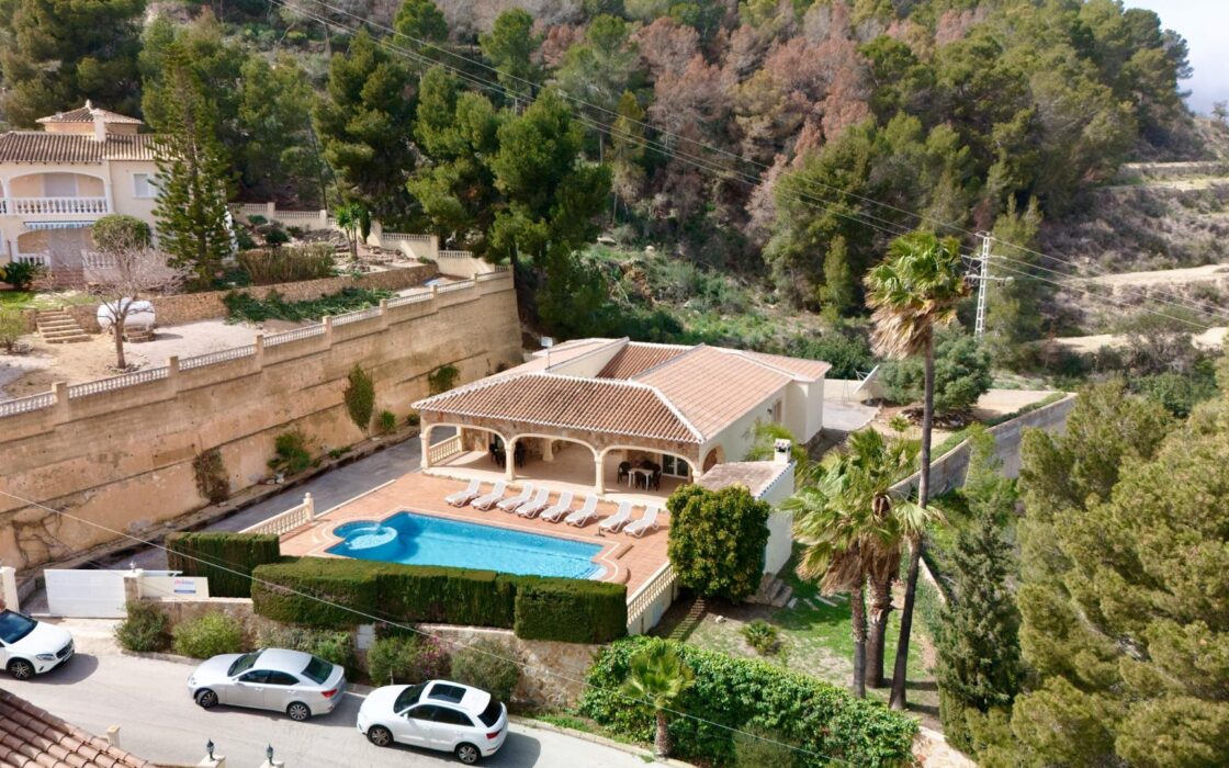 Вілла в Кальпі 270 кв.м з басейном та панорамним видом