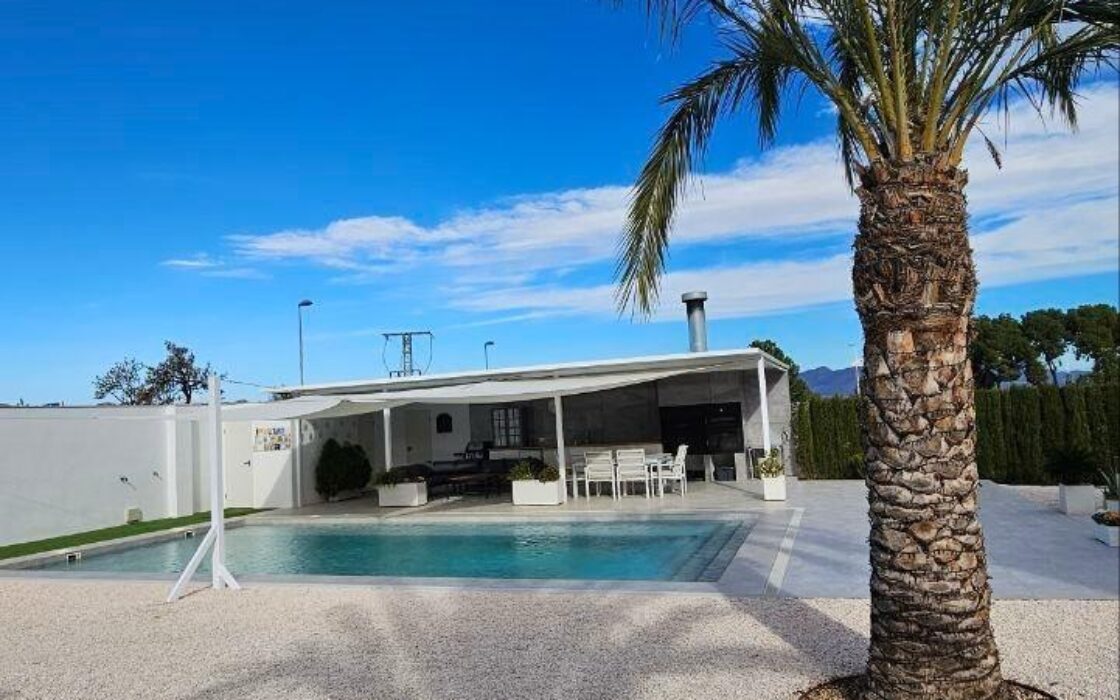 Вилла в Ориуэле 180 кв.м с бассейном и 4 спальнями