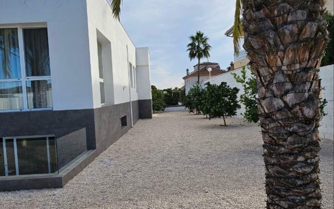 Вилла в Ориуэле 180 кв.м с бассейном и 4 спальнями