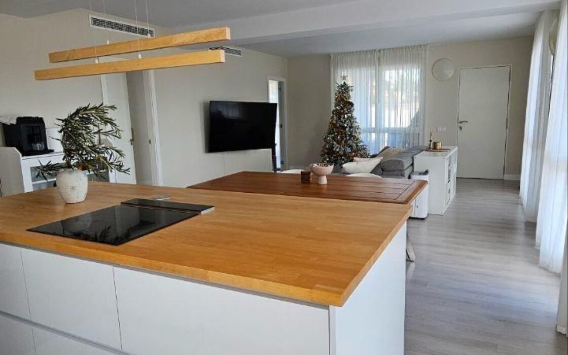 Вилла в Ориуэле 180 кв.м с бассейном и 4 спальнями