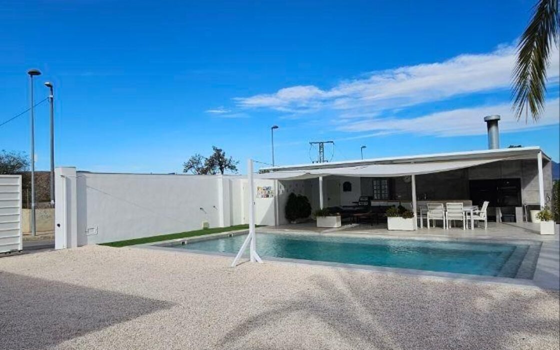 Вилла в Ориуэле 180 кв.м с бассейном и 4 спальнями