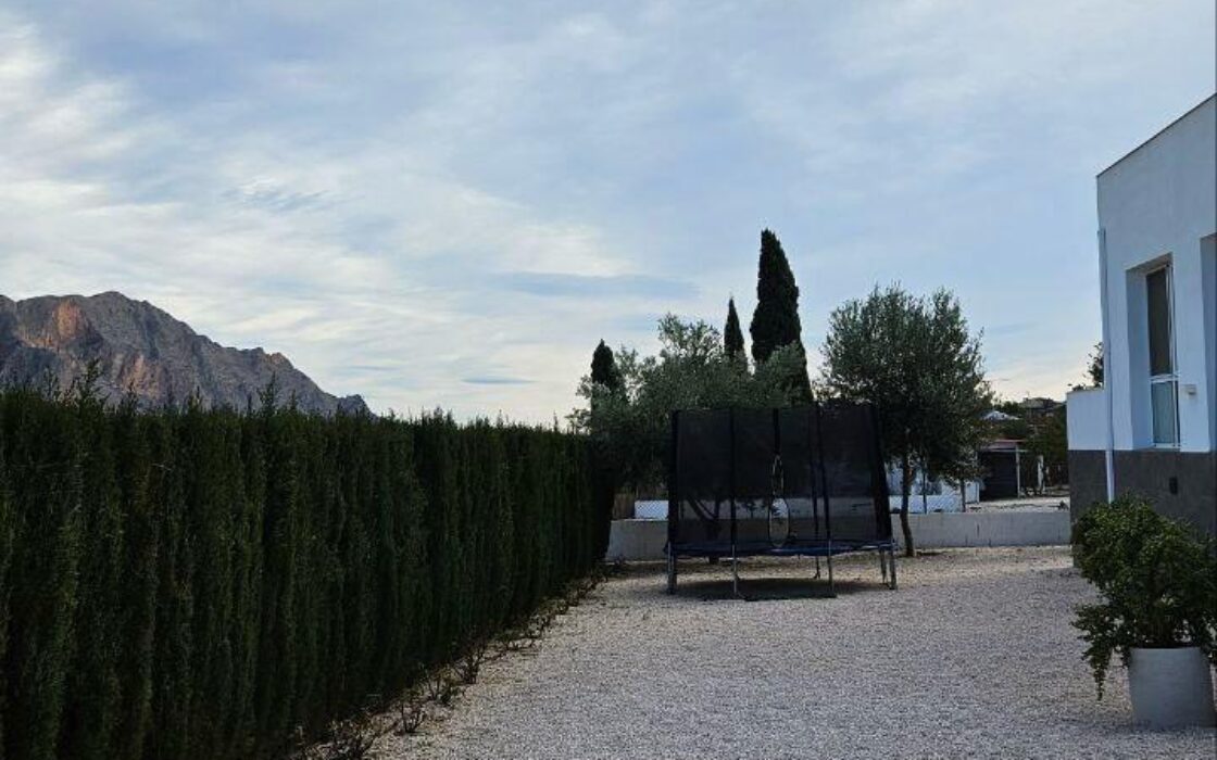 Вилла в Ориуэле 180 кв.м с бассейном и 4 спальнями