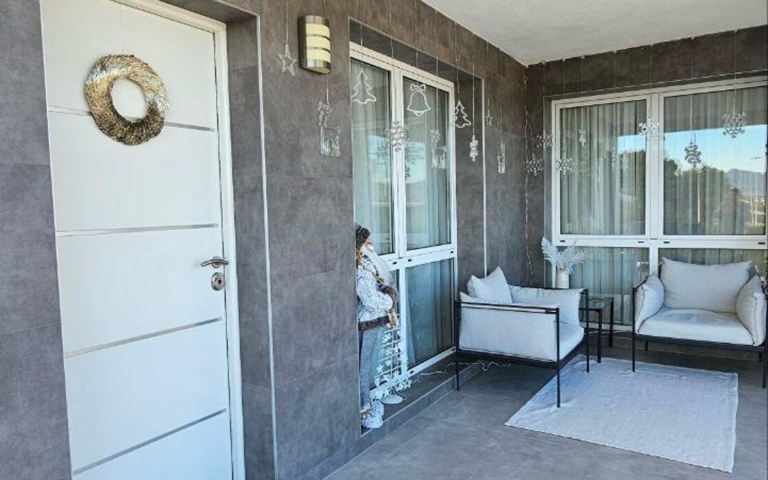 Вилла в Ориуэле 180 кв.м с бассейном и 4 спальнями