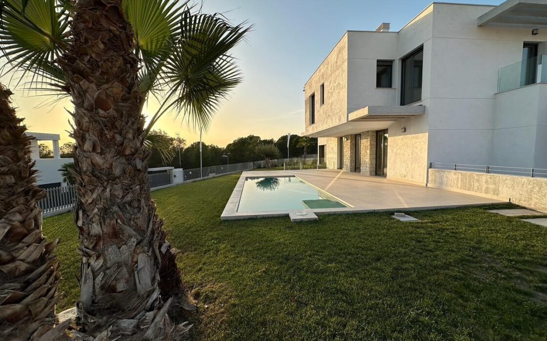 Вилла в Финестрате с террасой и видом на море 254 кв.м