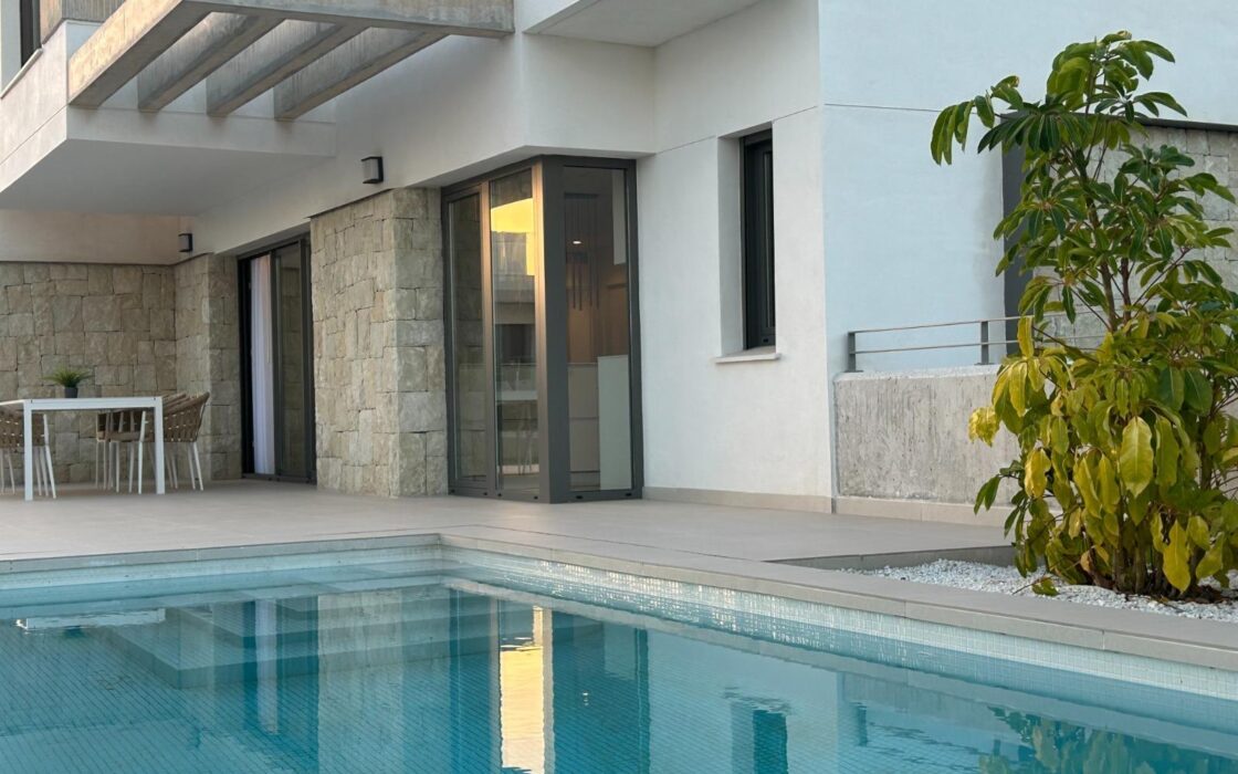 Вилла в Финестрате с террасой и видом на море 254 кв.м