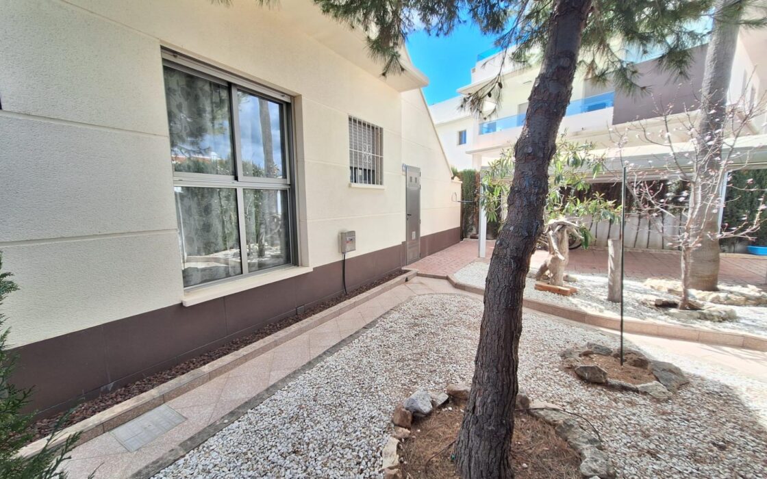 Дом в Benijofar 100 кв.м с террасой и бассейном рядом с морем