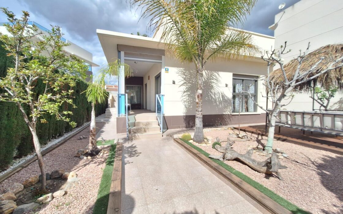 Дом в Benijofar 100 кв.м с террасой и бассейном рядом с морем