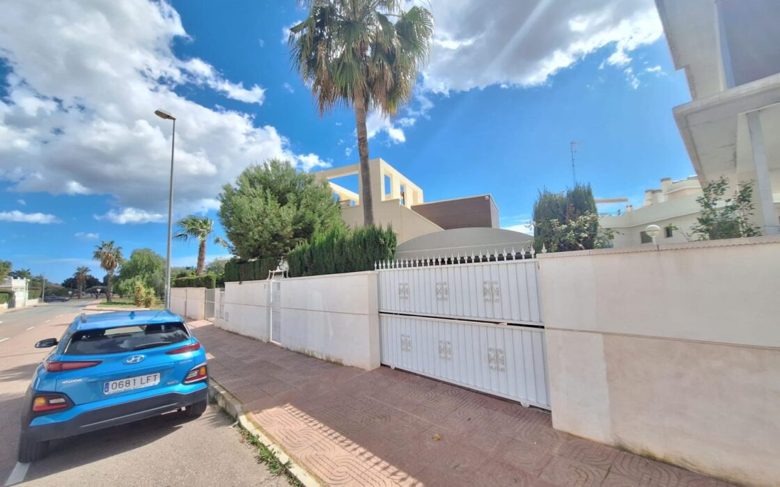 Дом в Benijofar 100 кв.м с террасой и бассейном рядом с морем