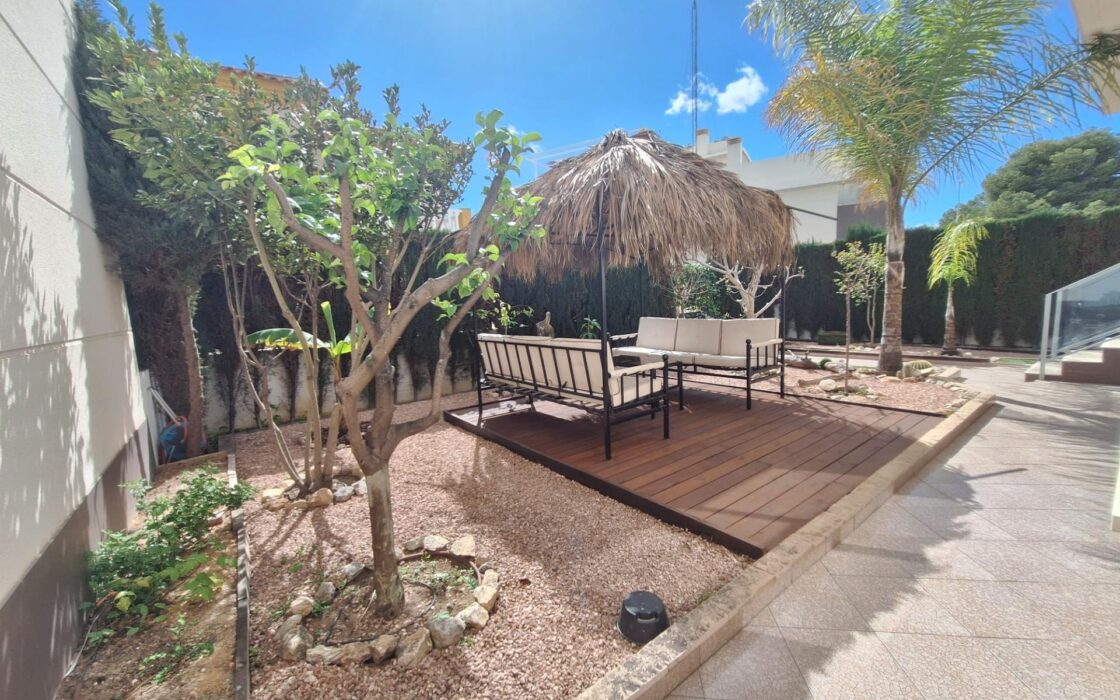 Дом в Benijofar 100 кв.м с террасой и бассейном рядом с морем