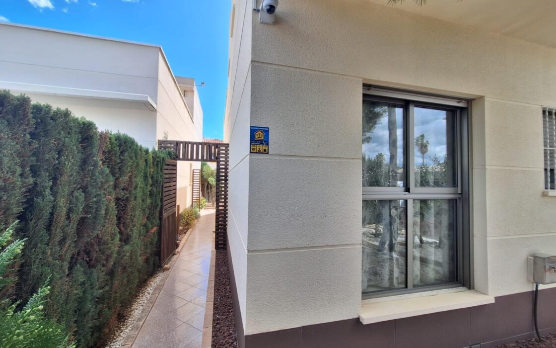 Дом в Benijofar 100 кв.м с террасой и бассейном рядом с морем