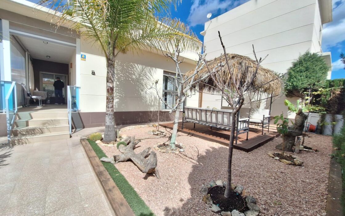 Дом в Benijofar 100 кв.м с террасой и бассейном рядом с морем