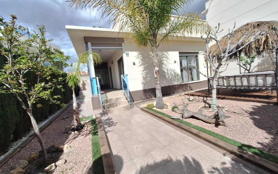 Дом в Benijofar 100 кв.м с террасой и бассейном рядом с морем