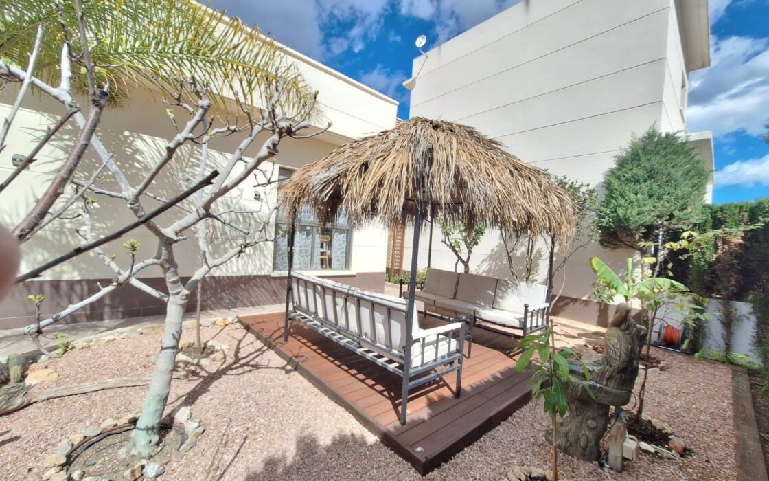 Дом в Benijofar 100 кв.м с террасой и бассейном рядом с морем