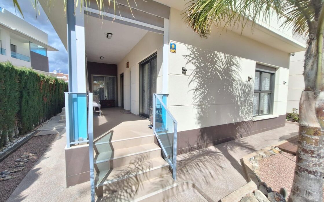 Дом в Benijofar 100 кв.м с террасой и бассейном рядом с морем