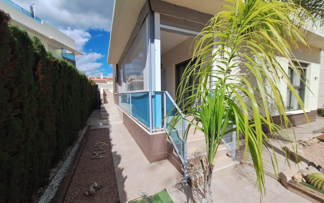 Дом в Benijofar 100 кв.м с террасой и бассейном рядом с морем