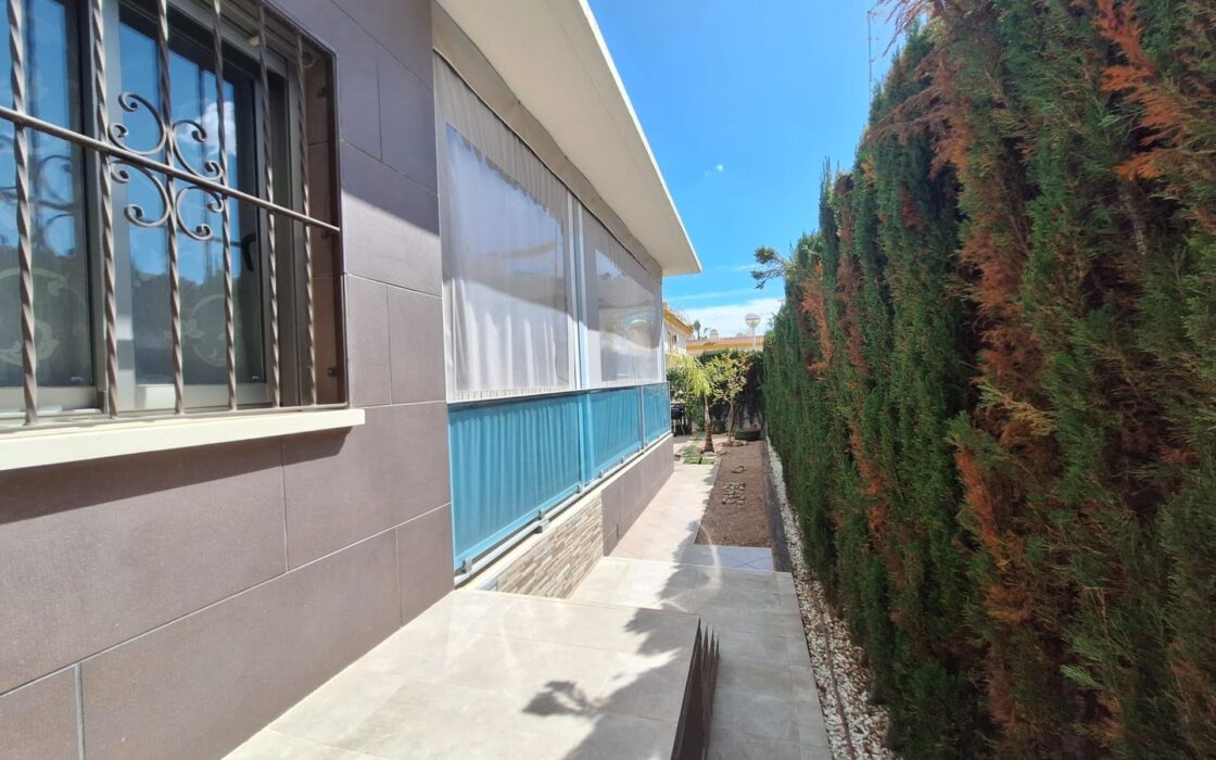 Дом в Benijofar 100 кв.м с террасой и бассейном рядом с морем