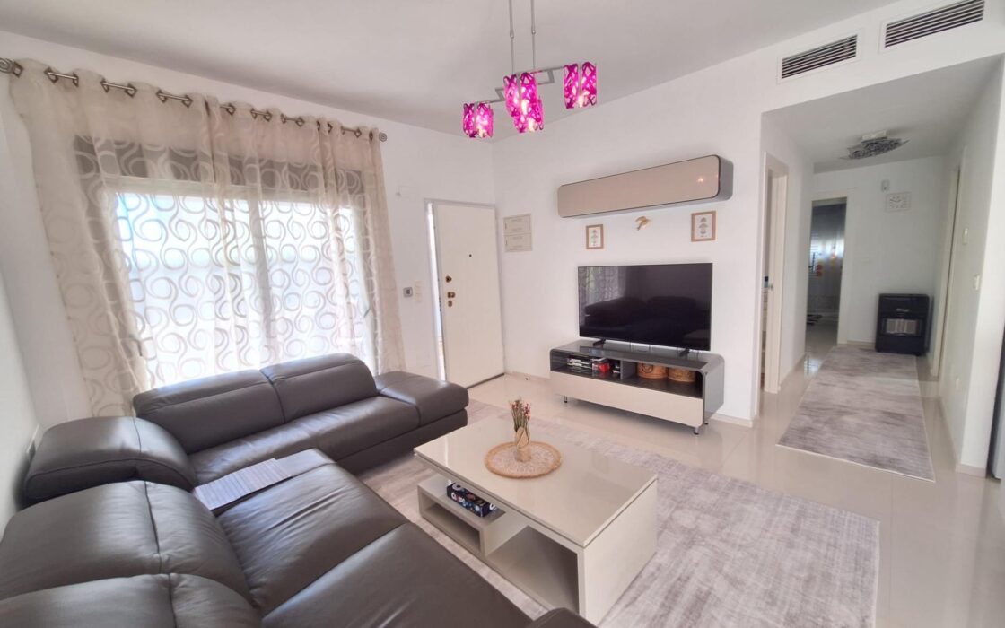 Дом в Benijofar 100 кв.м с террасой и бассейном рядом с морем