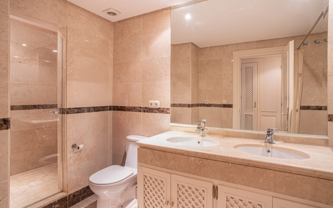 Элегантные апартаменты с террасой в Нуэва Андалусия 217 кв.м