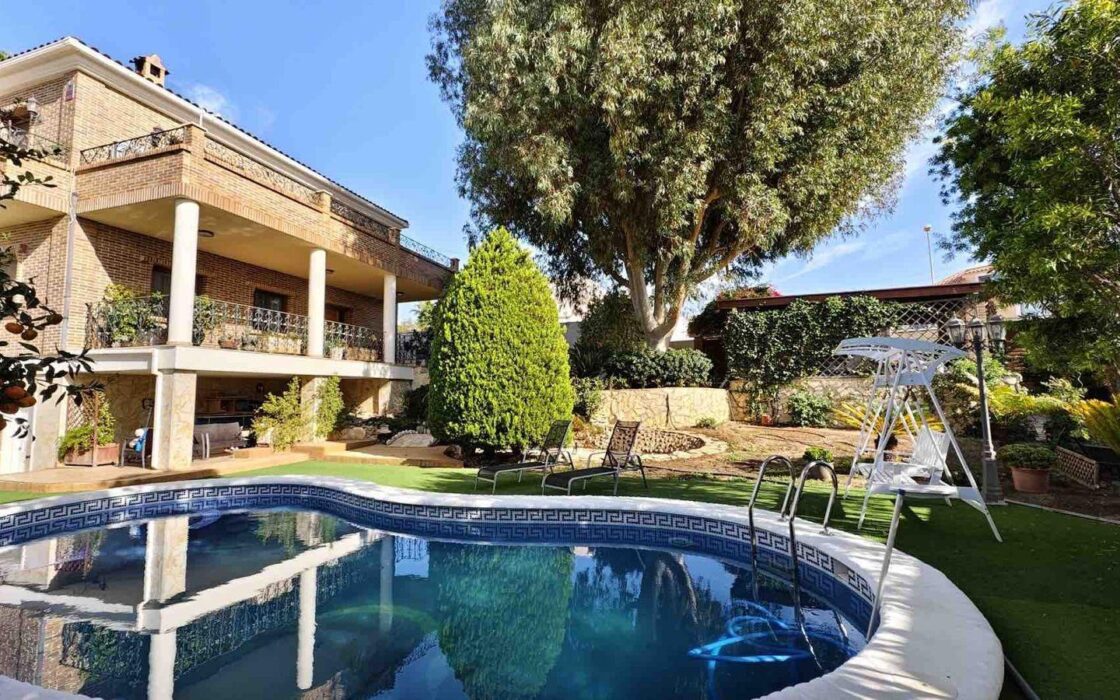 Вілла з басейном у Сьюдад-Кесада 5 кімнат 364 кв.м