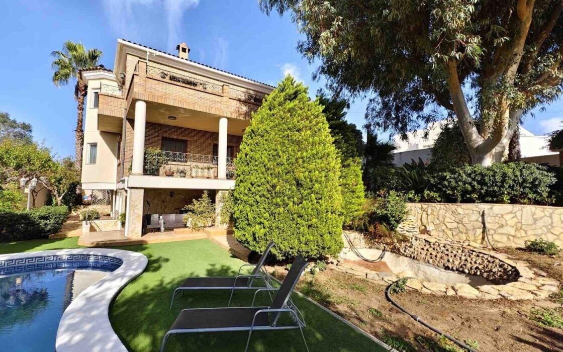 Вілла з басейном у Сьюдад-Кесада 5 кімнат 364 кв.м