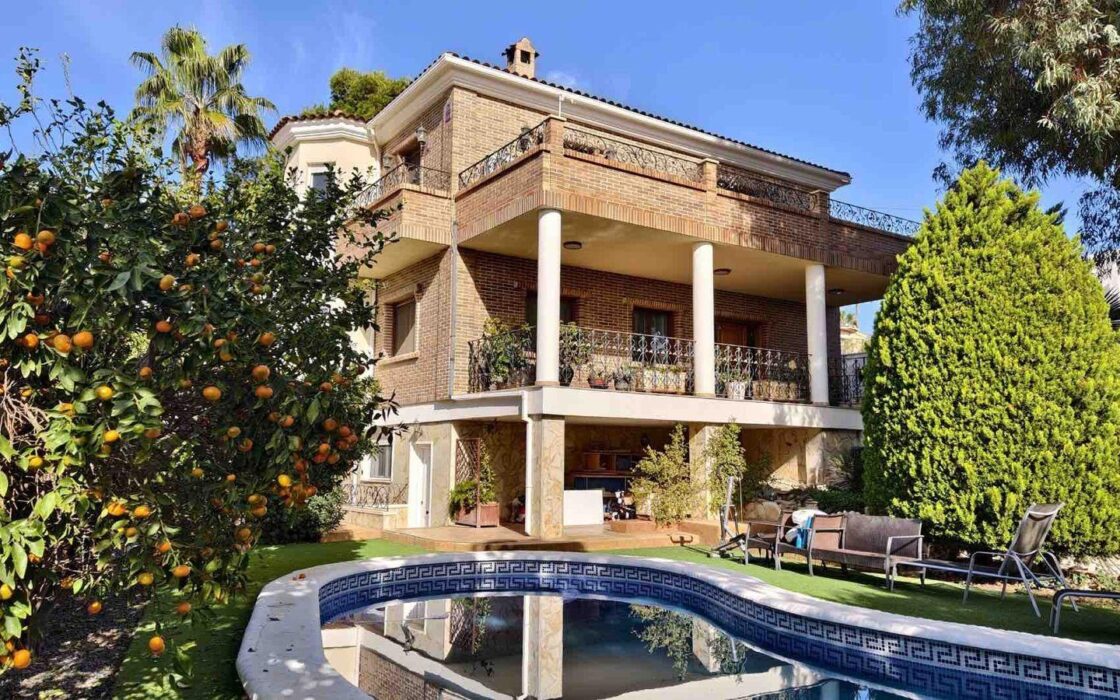 Вілла з басейном у Сьюдад-Кесада 5 кімнат 364 кв.м