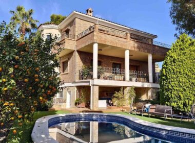 Вилла с бассейном в Сьюдад-Кесада 5 комнат 364 кв.м