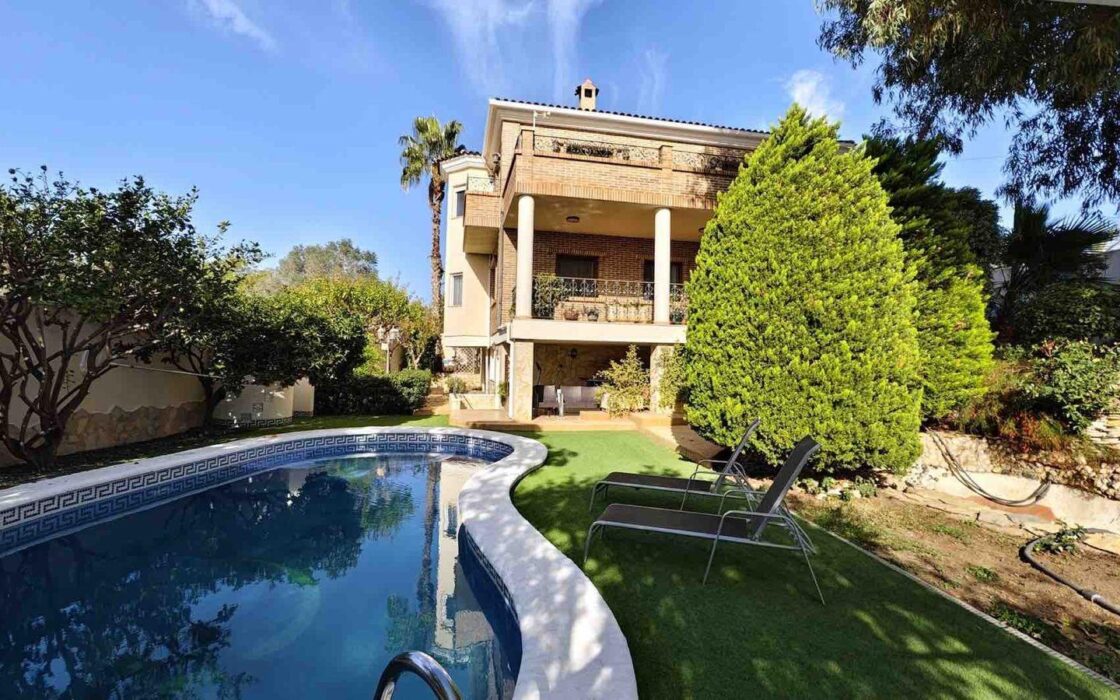 Вілла з басейном у Сьюдад-Кесада 5 кімнат 364 кв.м
