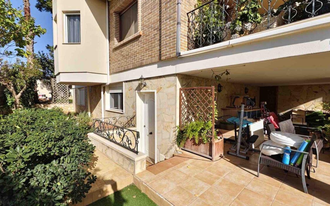 Вілла з басейном у Сьюдад-Кесада 5 кімнат 364 кв.м