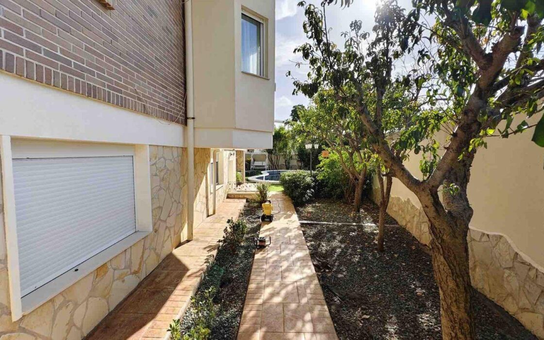 Вілла з басейном у Сьюдад-Кесада 5 кімнат 364 кв.м