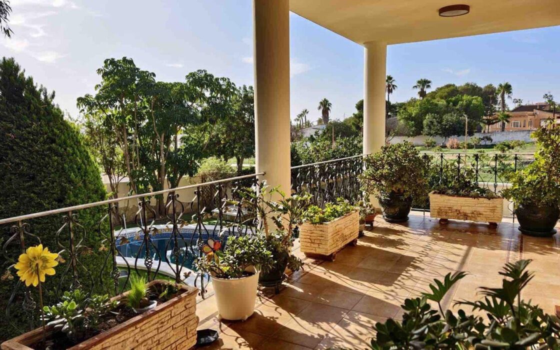 Вілла з басейном у Сьюдад-Кесада 5 кімнат 364 кв.м