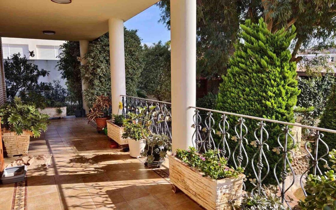 Вілла з басейном у Сьюдад-Кесада 5 кімнат 364 кв.м