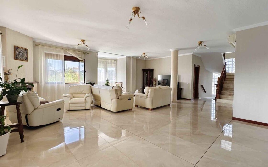 Вілла з басейном у Сьюдад-Кесада 5 кімнат 364 кв.м