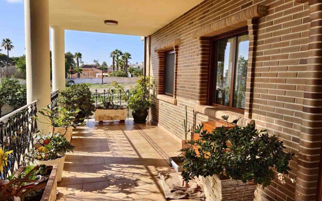 Вілла з басейном у Сьюдад-Кесада 5 кімнат 364 кв.м