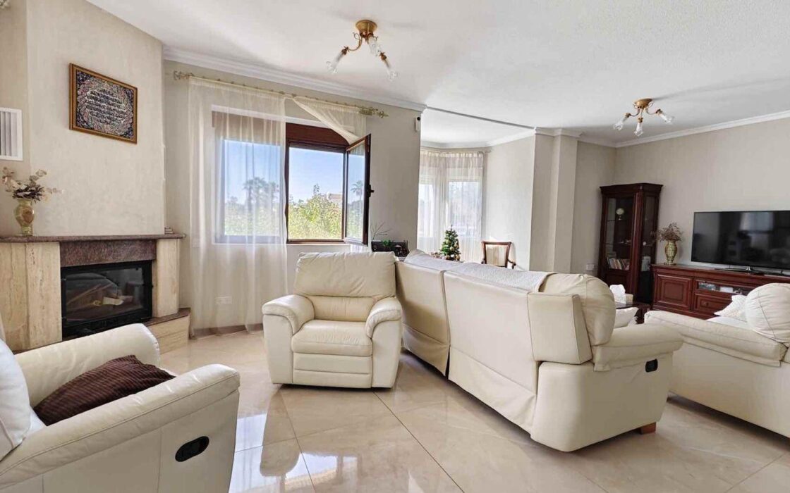 Вілла з басейном у Сьюдад-Кесада 5 кімнат 364 кв.м