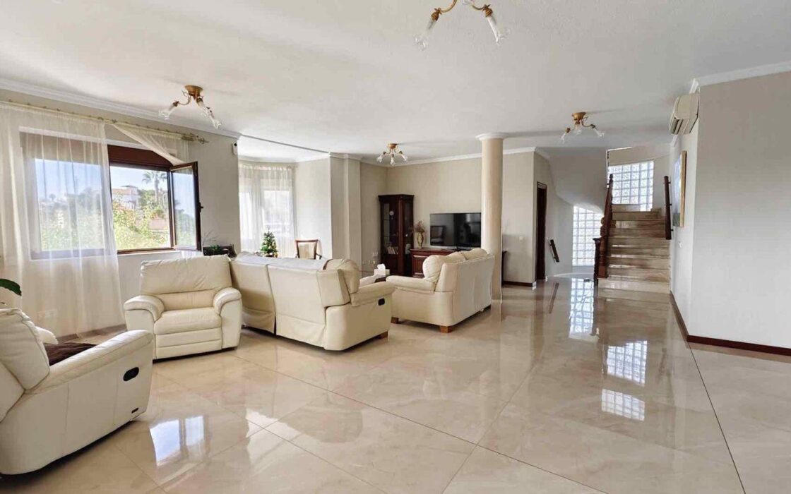 Вілла з басейном у Сьюдад-Кесада 5 кімнат 364 кв.м