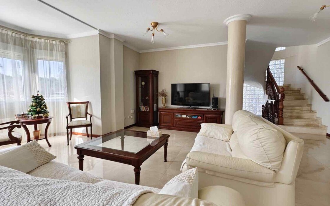 Вілла з басейном у Сьюдад-Кесада 5 кімнат 364 кв.м