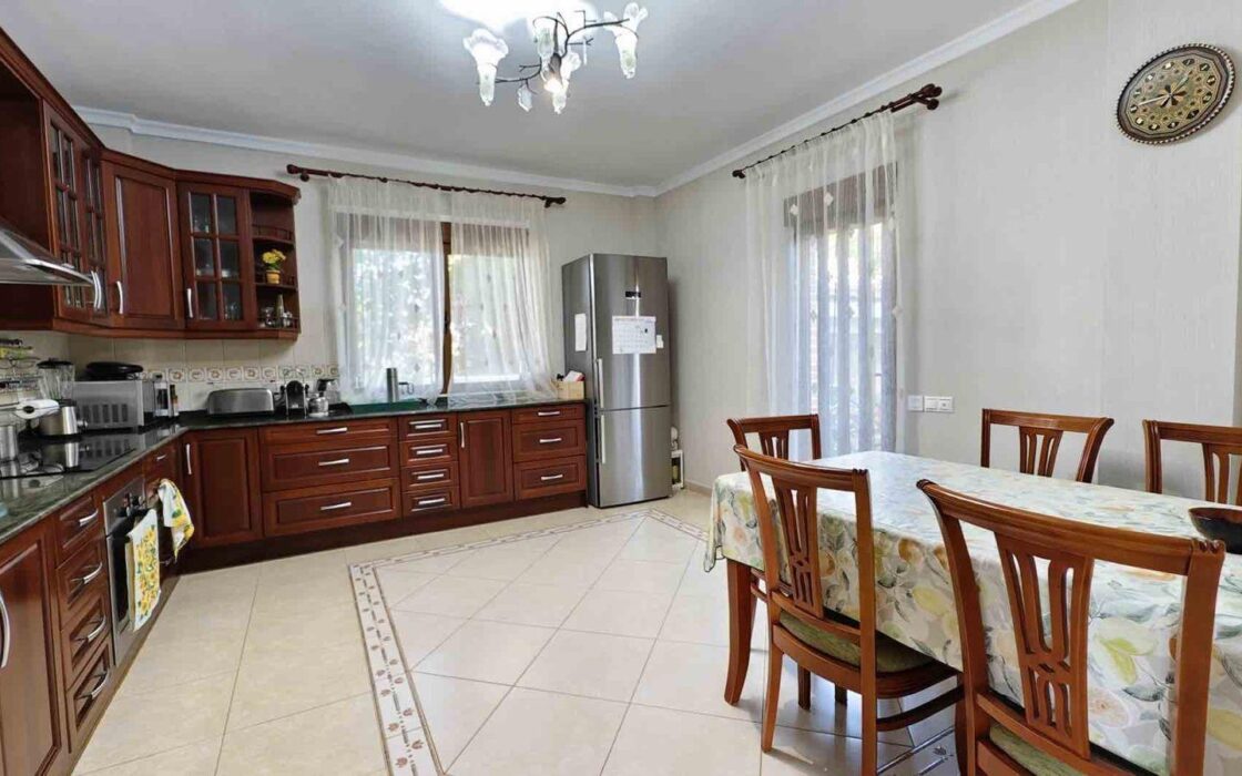 Вілла з басейном у Сьюдад-Кесада 5 кімнат 364 кв.м